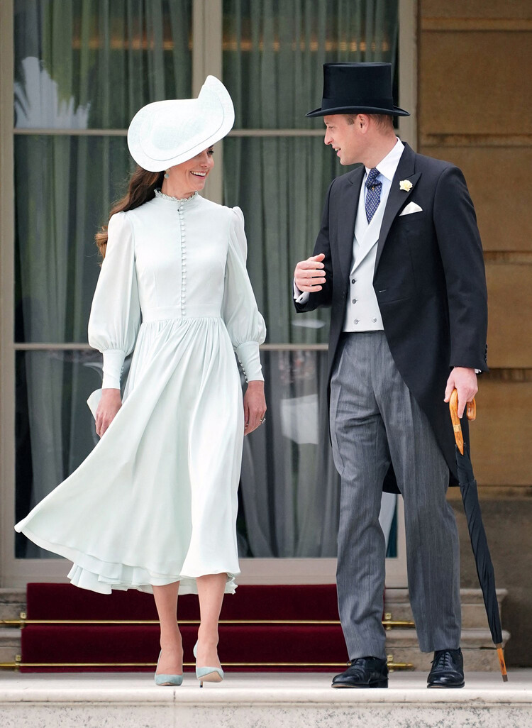 Кэтрин, герцогиня Кембриджская c принцем Уильямом, герцогом Кембриджским посещают летнею вечеринку в Королевском саду в Букингемском дворце в Лондон, 25 мая 2022 года