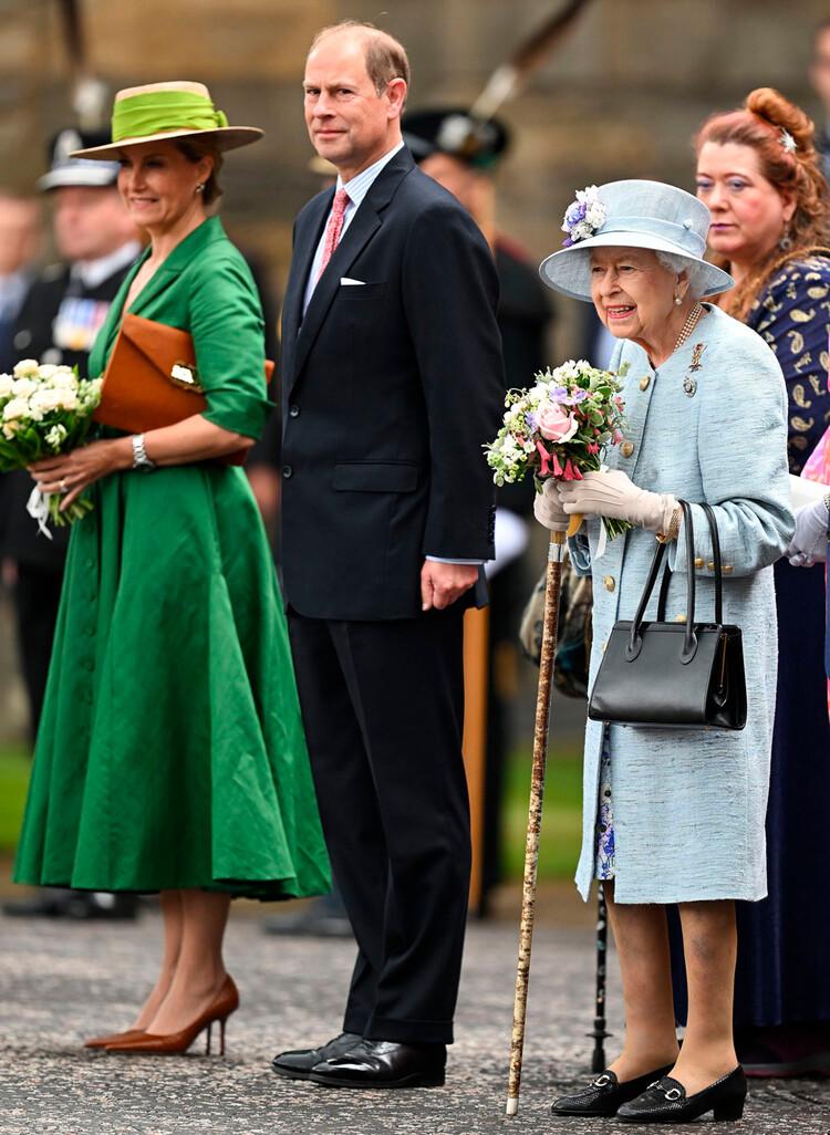 Софи, графиня Уэссекская, принц Эдвард, граф Уэссекский и королева Елизавета II посещают церемонию вручения ключей около парадного входа во дворец Холируд 27 июня 2022 года в Эдинбурге, Шотландия