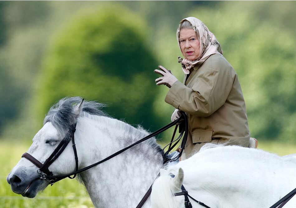Королева Елизавета II верхом на лошади на территории Виндзорского замка, 2006
