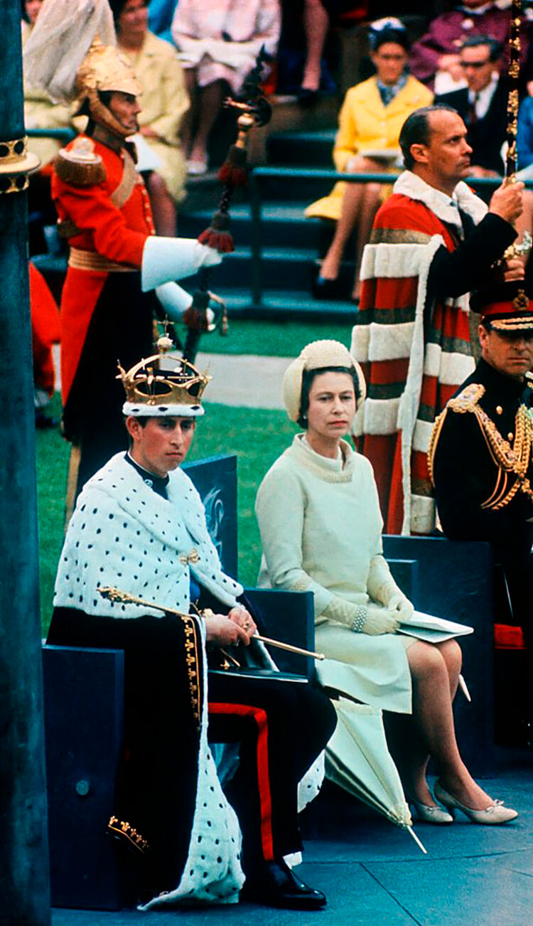 Недавно коронованный Чарльз, принц Уэльский со своей матерью, королевой Елизаветой II и отцом принцем Филиппом вступления в должность в замке Карнарвон 1 июля 1969 г., графство Уэльс, Шотландия