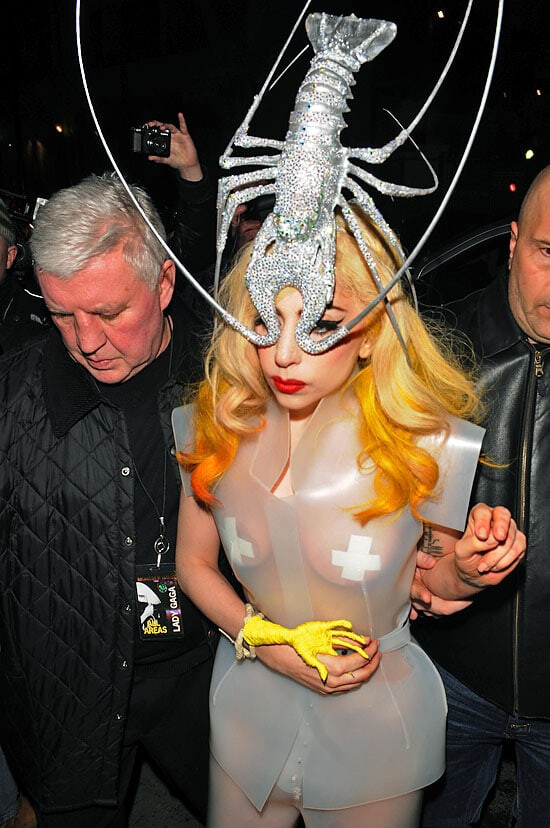 Леди Гага в головном уборе в виде лобстера