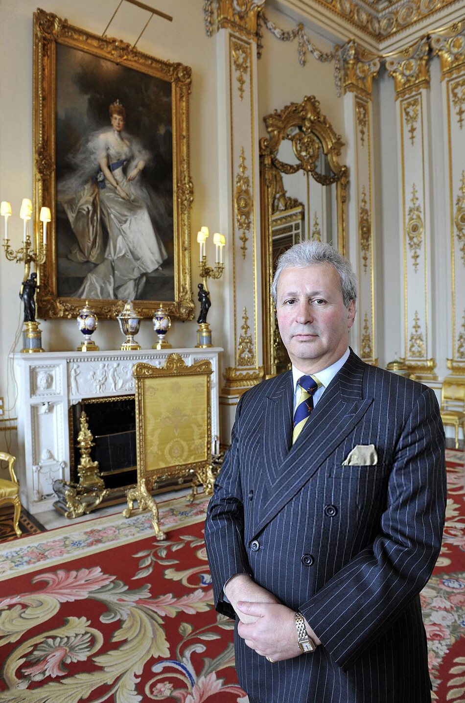 Эдвард Гриффитс, заместитель хозяина дома, стоит в Белой гостиной, которая будет использоваться во время свадебного приема принца Уильяма и Кейт Миддлтон в Букингемском дворце в Лондоне