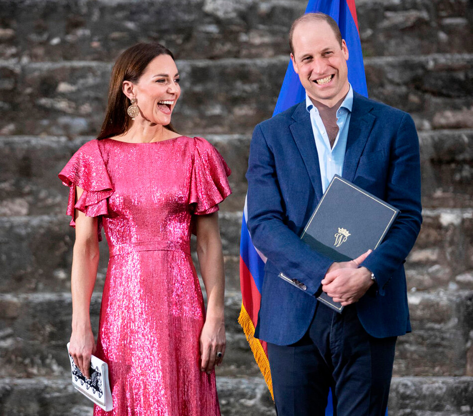 Герцогиня Кэтрин и Принц Уильям улыбаются на фоне развалин пирамид Майя 21 марта 2022 года в Кахаль Пеш, Белиз