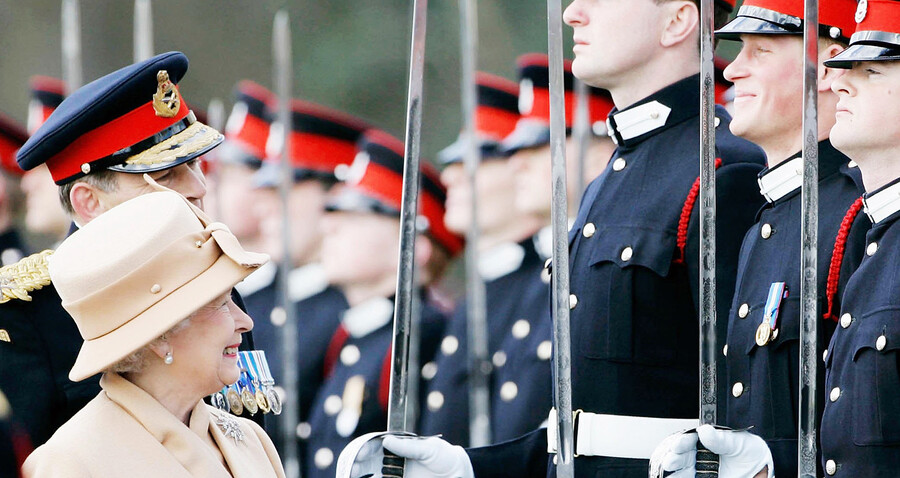 Принц Гарри в армии с корорлевой Елизаветой 2