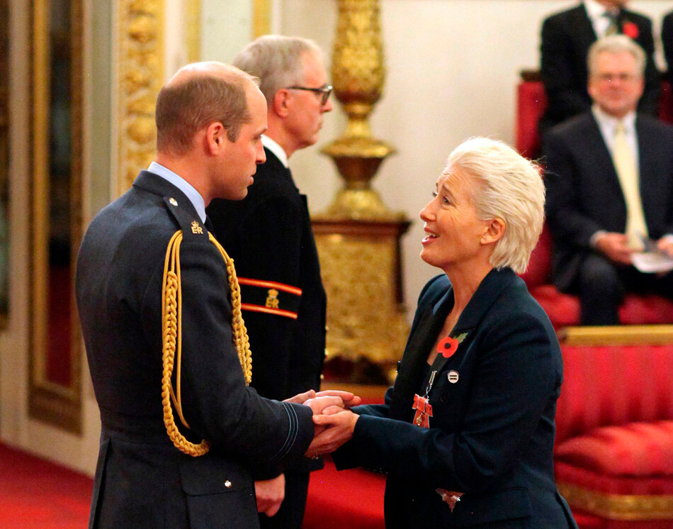 Принц Уильям награждает актрису Эмму Томпсон орденом и титул дамы 7 ноября 2018 года, Букингемский дворец, Англия