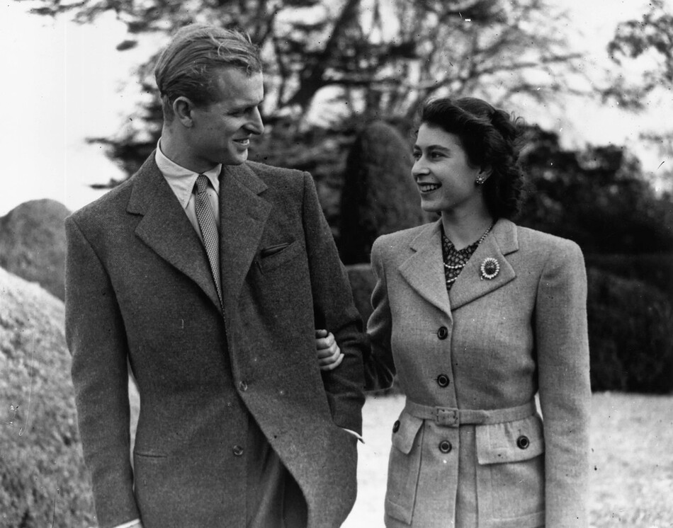 Принцесса Елизавета и принц Филипп, герцог Эдинбургский, наслаждаются прогулкой во время своего медового месяца в Бродлендсе, 24 ноября 1947 года в Ромси, Хэмпшир