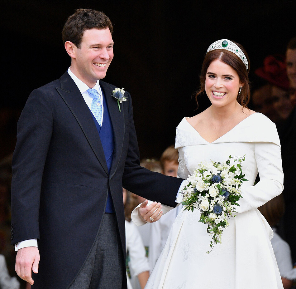 Джек Бруксбэнк и принцесса Евгения покидают часовню Святого Георгия после свадебной церемонии 12 октября 2018 года в Виндзоре, Англия