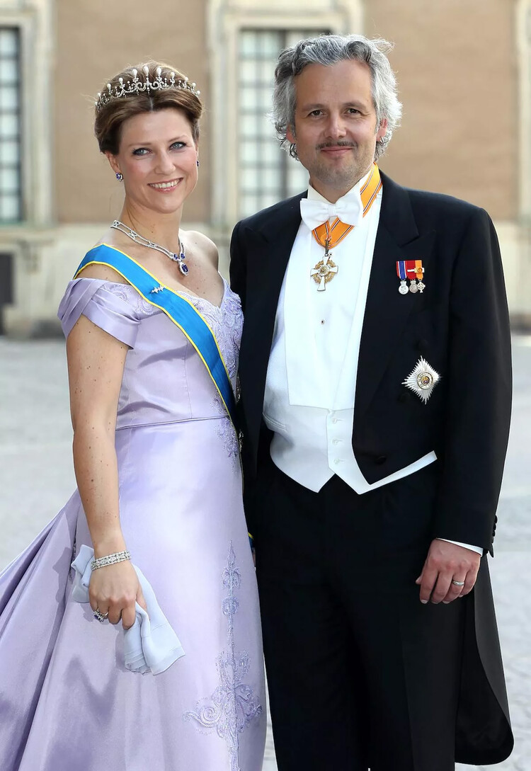 Принцесса Норвегии Марта Луиза и Ари Микаэль Бен на свадьбе принцессы Швеции Мадлен и Кристофера О'Нила, организованной королем Карлом Густавом XIV и королевой Сильвией в Королевском дворце 8 июня 2013 года в Стокгольме, Швеция