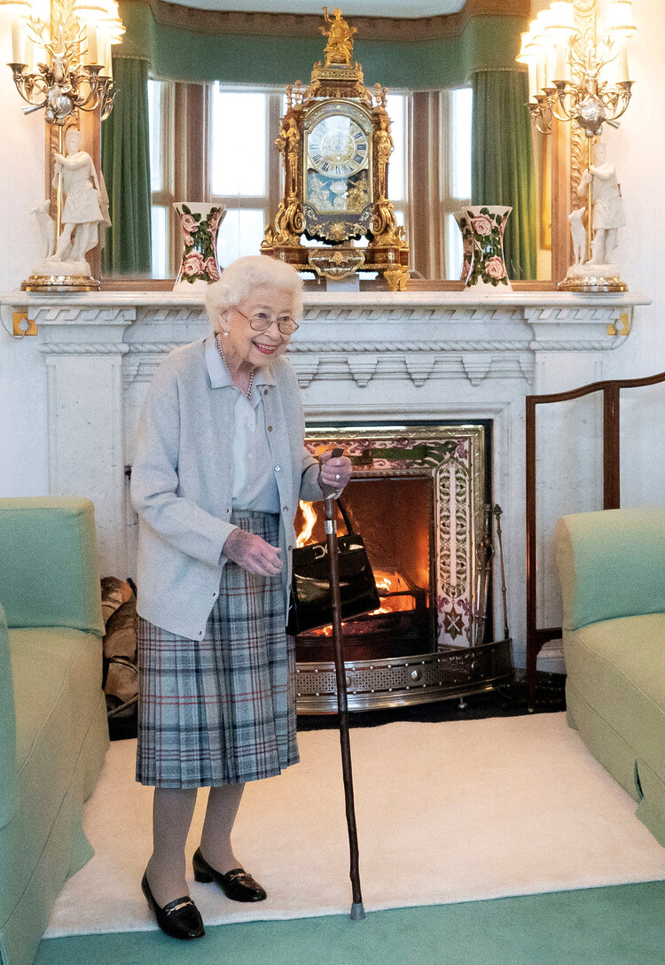 Последнее прижизненное фото королевы Елизаветы II, сделанное во время церемонии &laquo;целования руки&raquo; &mdash; посвящения избранного лидера Консервативной партии в премьер-министры Великобритании в замке Балморал в Баллатере, Шотландия, 6 сентября 2022 года&nbsp;