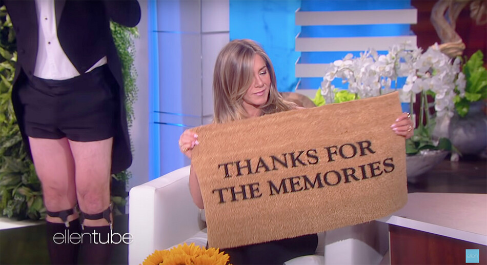 Дженнифер Энистон с подарком Эллен Дедженерес ковриком с надписью &laquo;Спасибо за воспоминания&raquo;, 27 мая 2022 года