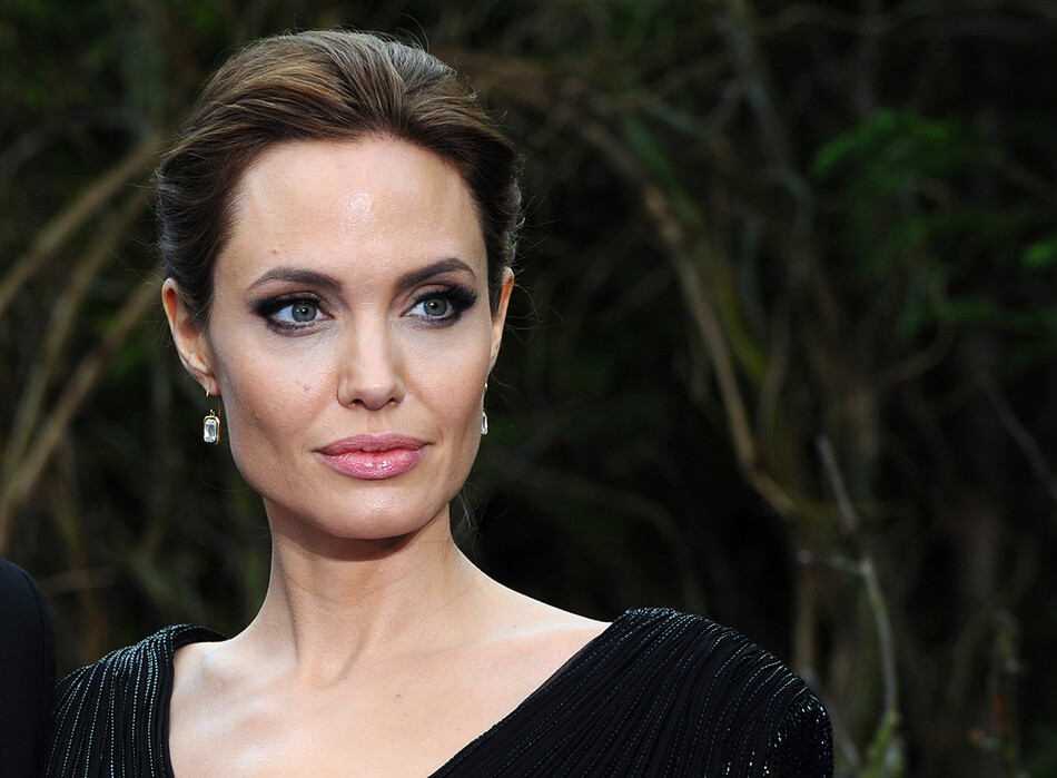 Анджелина Джоли осудила США после вывода войск из Афганистана