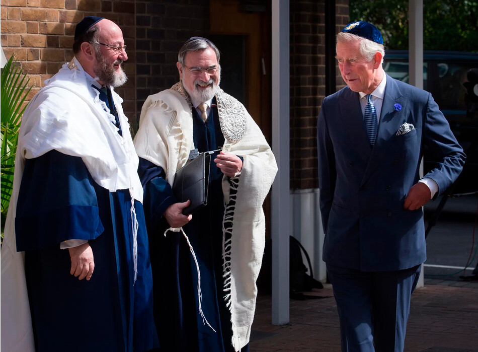 Принца Чарльза, принца Уэльского приветствуют лорд Джонатан Сакс и его преемник, 11-й главный раввин Объединенных еврейских конгрегаций Великобритании и Содружества, главный раввин Эфраим Мирвис (слева), прежде чем он был официально введён в должность на церемонии в синагоге Сент-Джонс-Вуд 1 сентября 2013 года в Лондоне, Англия