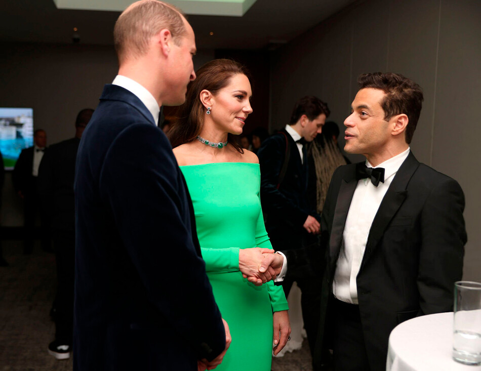 Уильям, принц Уэльский и Кэтрин, принцесса Уэльская беседуют с Рами Малеком после провидения премии Earthshot Prize 2022 в MGM Music Hall в Фенуэе 2 декабря 2022 года в Бостоне, штат Массачусетс