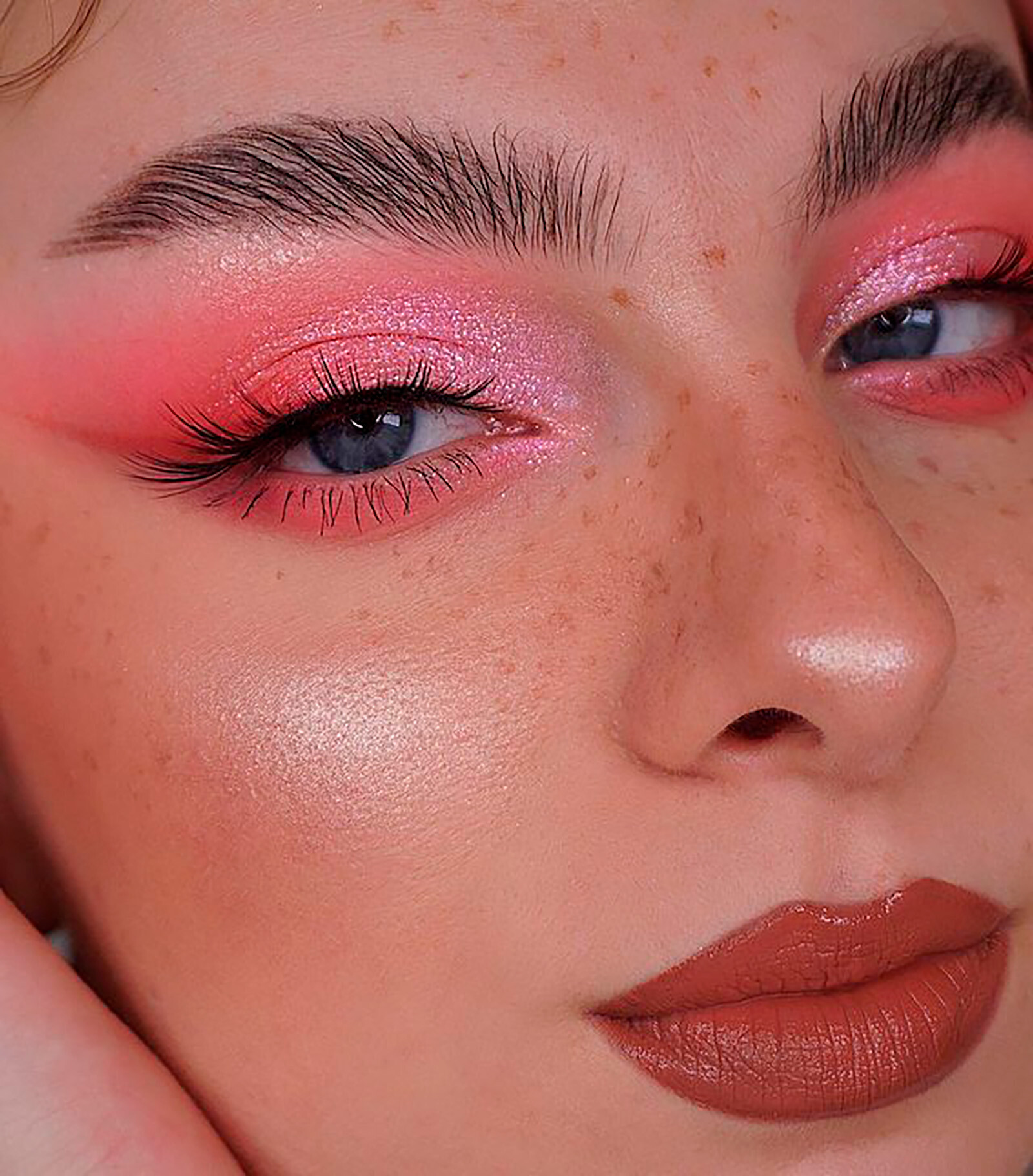 Макияж в стиле клубной эстетики снова в моде