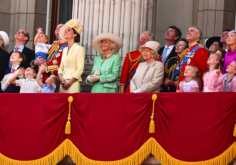 Королева Елизавета II с членами королевской семьи во время традиционной Церемонии выноса знамени &mdash; Trooping the Colour, 8 июня 2019 года в Лондоне, Англия