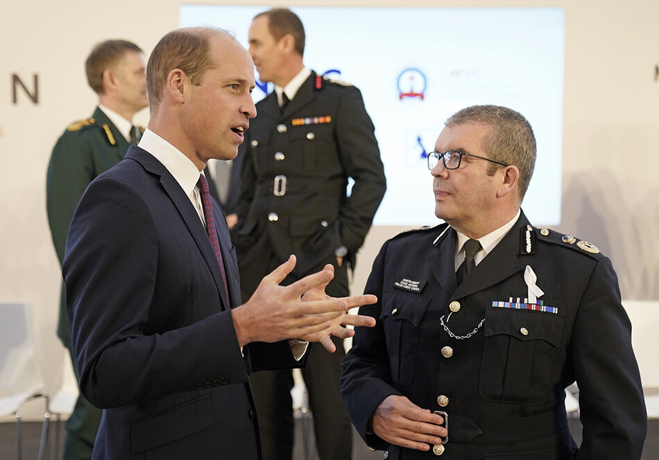 Принц Уильям, герцог Кембриджский разговаривает с Мартином Хьюиттом, председателем Национального совета начальников полиции (NPCC) во время симпозиума по психическому здоровью Королевского фонда в Camden HouseLABS Triangle 25 ноября 2021 года. в Лондоне, Англия