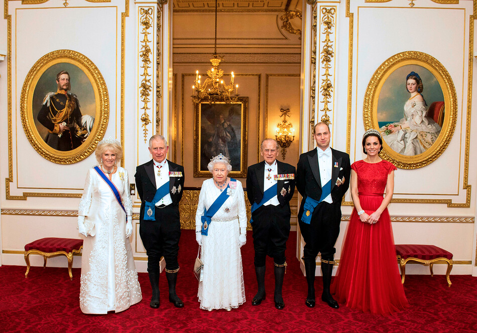 Камилла, герцогиня Корнуольская, принц Чарльз, принц Уэльский, королева Елизавета II, принц Филипп, герцог Эдинбургский, принц Уильям, герцог Кембриджский и Кэтрин, герцогиня Кембриджская на приёме для членов дипломатического корпуса в Букингемском дворце 8 декабря 2016 года в Лондоне, Англия