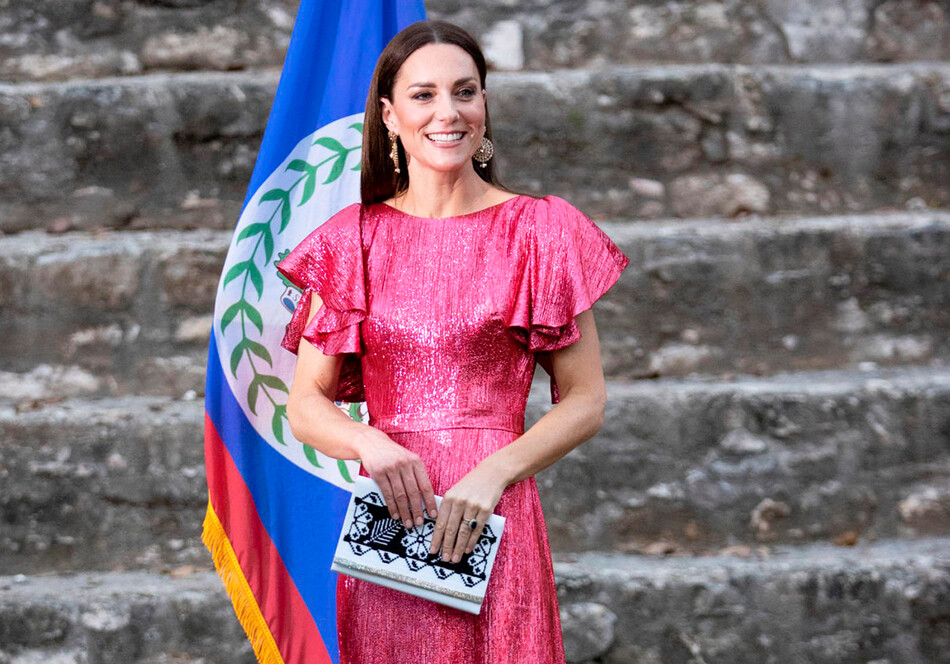 Гламурная дива среди руин: Кейт Миддлтон надела на экскурсию в Белизе сияющее розовое платье 