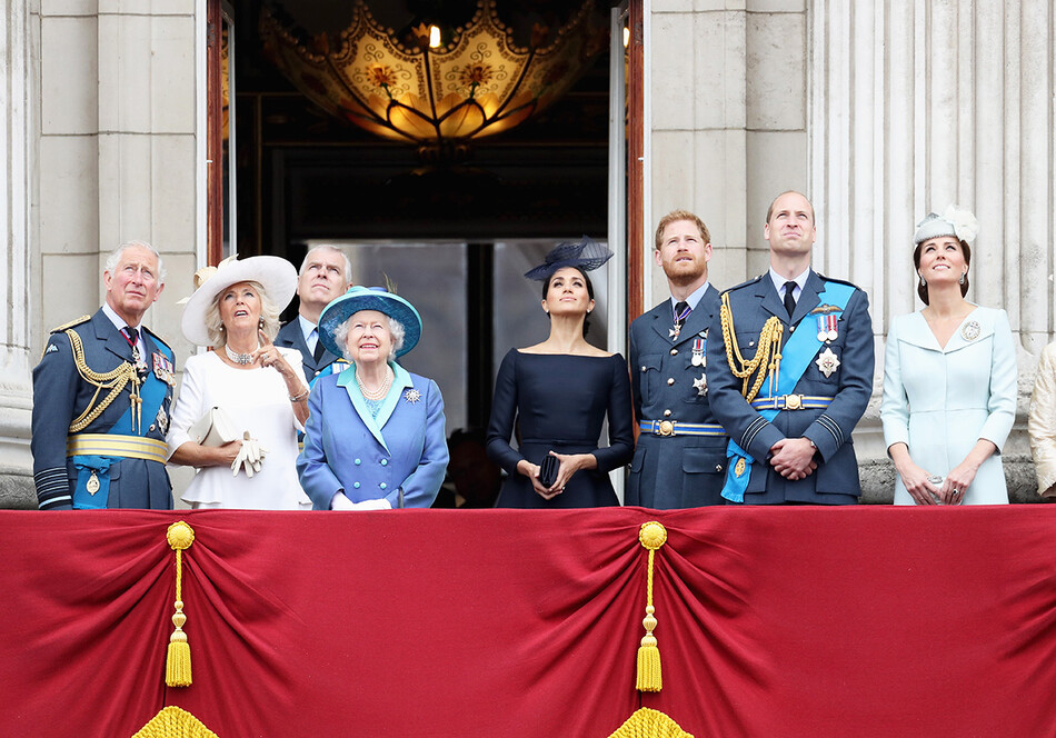 Члены королевской семьи на балконе Букингемского дворца наблюдают за парадом, посвящённым 100-летию Королевских ВВС, 10 июля 2018 года в Лондоне, Англия