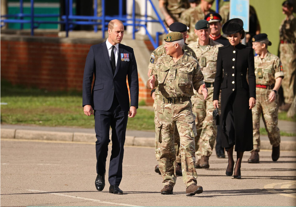 Принц Уильям, принц Уэльский и Кэтрин, принцесса Уэльская встречаются с военнослужащими во время визита в Военный учебный центр стран Содружества Пирбрайт 16 сентября 2022 года в Гилфорде, Англия