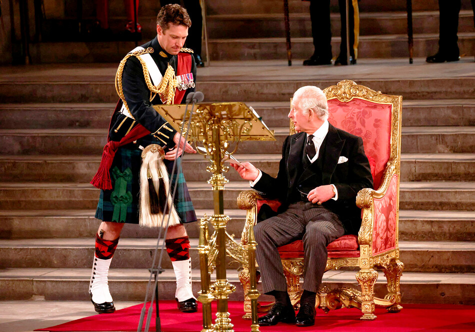 Король Чарльз с майором Джонни Томпсоном во время выступления в парламенте в Вестминстерском дворце 12 сентября 2022 года в Лондоне, Англия