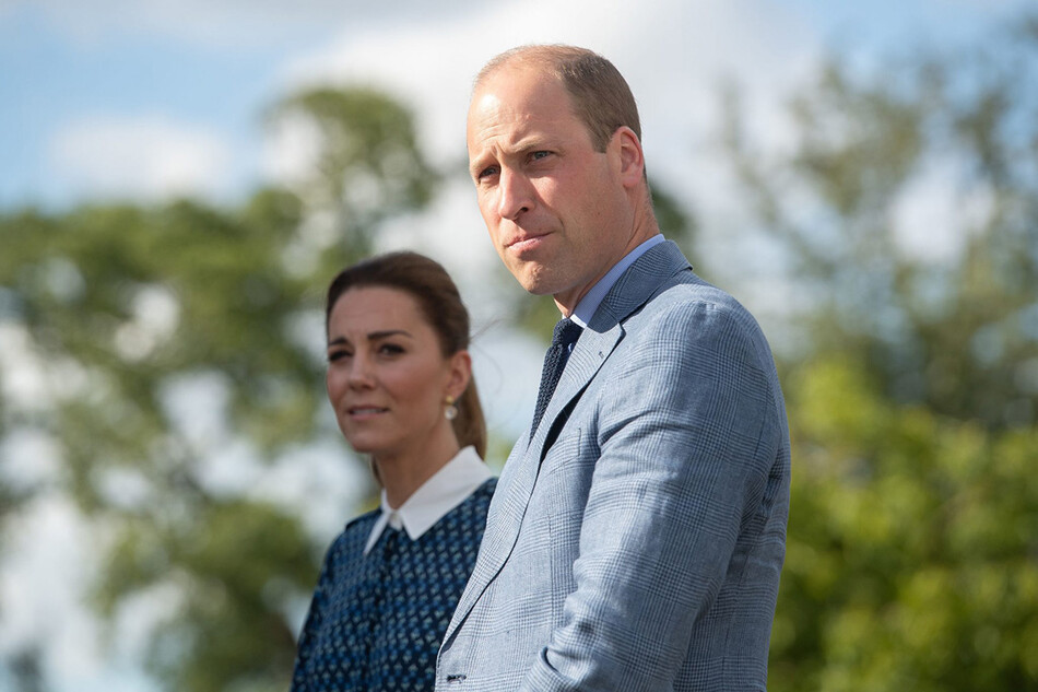 Кэтрин, герцогиня Кембриджская, и принц Уильям, герцог Кембриджский, посещают больницу королевы Елизаветы в Кингс-Линн 5 июля 2020 года в Норфолке, Англия