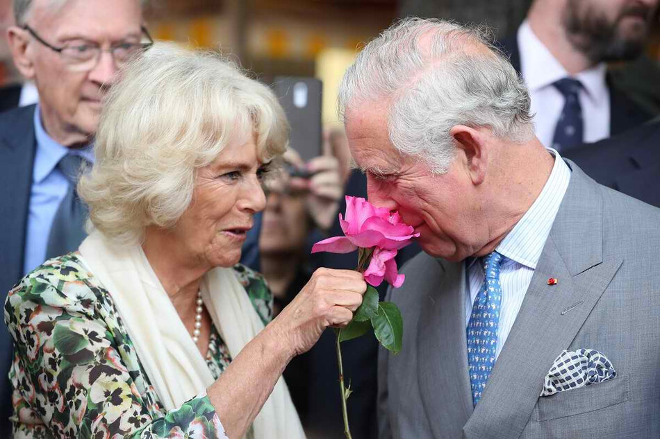 Принц Чарльз и Камилла Паркер-Боулз во время посещения цветочного рынка в Ницце