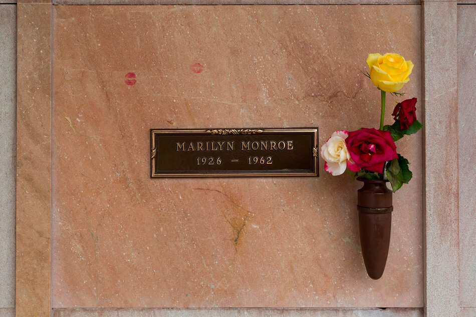 Ана де Армас посетила могилу Мэрилин Монро в Лос-Анджелесе