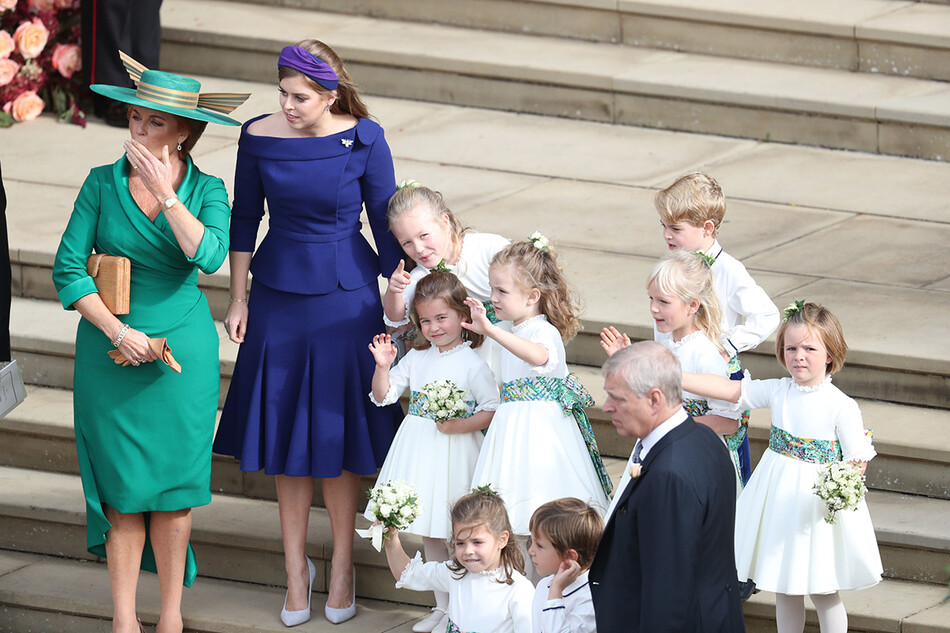 Принцесса Беатрис рядом с юной принцессой Шарлоттой на свадьбе ее сестры принцессы Евгении, 2018