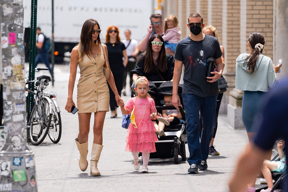 Брэдли Купер и Ирина Шейк на прогулке с дочерью Леей, 2021 год
