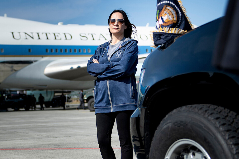 Исполняющая обязанности пресс-секретаря Белого дома Стефани Гришам ждёт дозаправки Air Force One на базе ВВС Эльмендорф во время поездки в Японию 26 июня 2019 года в Анкоридже, Аляска