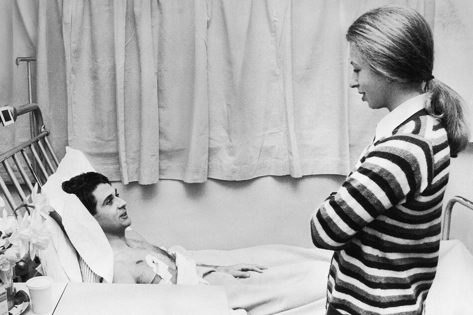 Принцесса Анна в гостях у Джима Битона в Вестминстерской больнице в Лондоне 1974