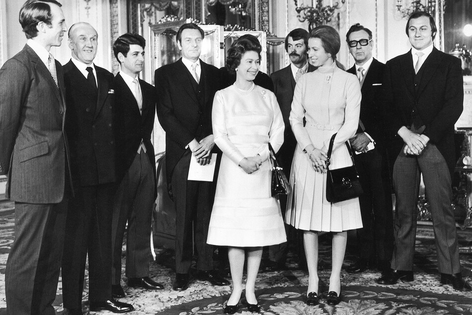 Джим Битон (третий слева) с королевой Елизаветой II принцессой анной, 1974, Букингемский дворец, Лондон, Англия