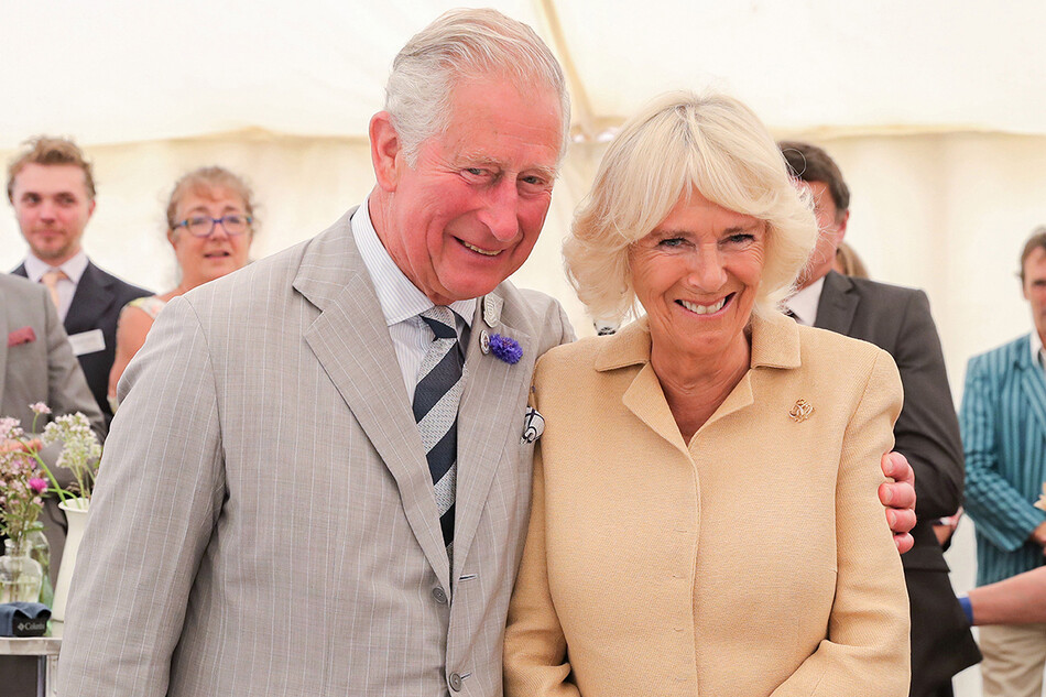 Принц Чарльз поздравляет Камиллу Паркер-Боулз с её днём рождения в день &laquo;Большого пикника&raquo; в честь всех 15 национальных парков Великобритании во время официального визита в Девон и Корнуолл в июле. 17 января 2019 года в Саймонсбате, Англия