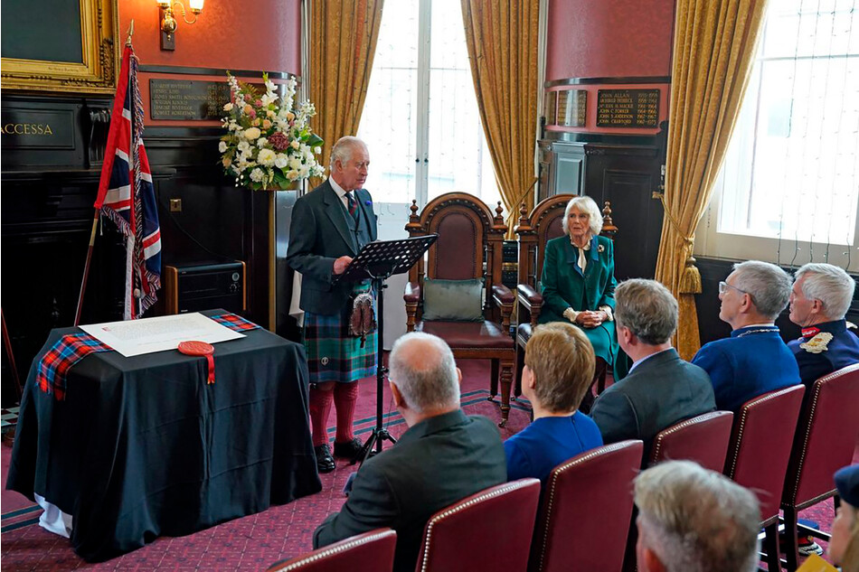 Король Карл III и Камилла, королева-консорт присутствуют на официальном заседании совета в Городских палатах в Данфермлине, чтобы официально отметить присвоение статуса города, 3 октября 2022 года в Данфермлине, Шотландия