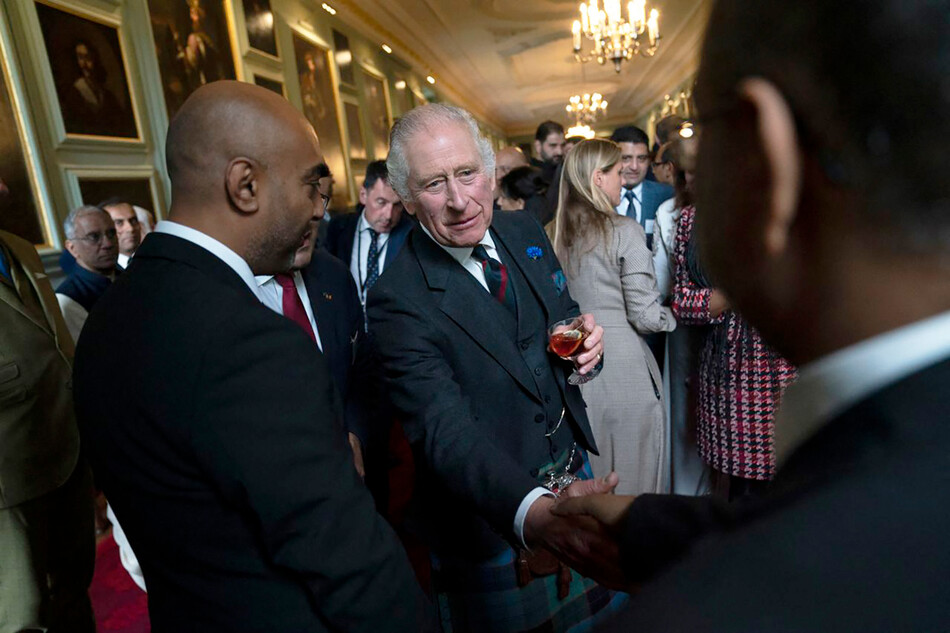 Король Карл III общается с представителями общественности Великобритании из Южной Азии в Большой галерее дворца Холируд 3 октября 2022 года в Данфермлине, Шотландия