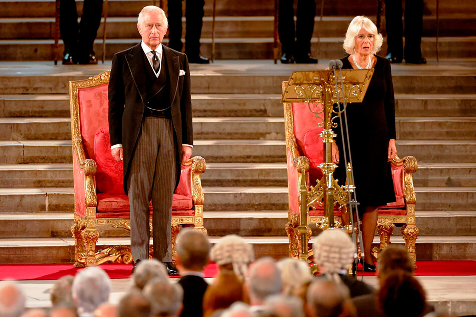 Новый король Карл III и его жена и королева-консорт Камилла восседают на паре позолоченных тронов в Вестминстерском зале Вестминстерского дворца 12 сентября 2022 года в Лондоне, Англия