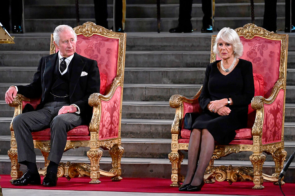 Король Карл III со своей женой и королевой-консорт Камиллой восседают на паре позолоченных тронов в Вестминстерском зале Вестминстерского дворца 12 сентября 2022 года в Лондоне, Англия
