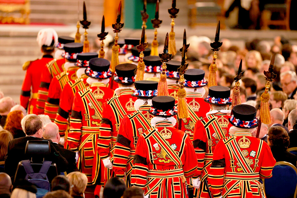 Йомены гвардии прибывают к зданию парламента 12 сентября 2022 года в Лондоне, Англия