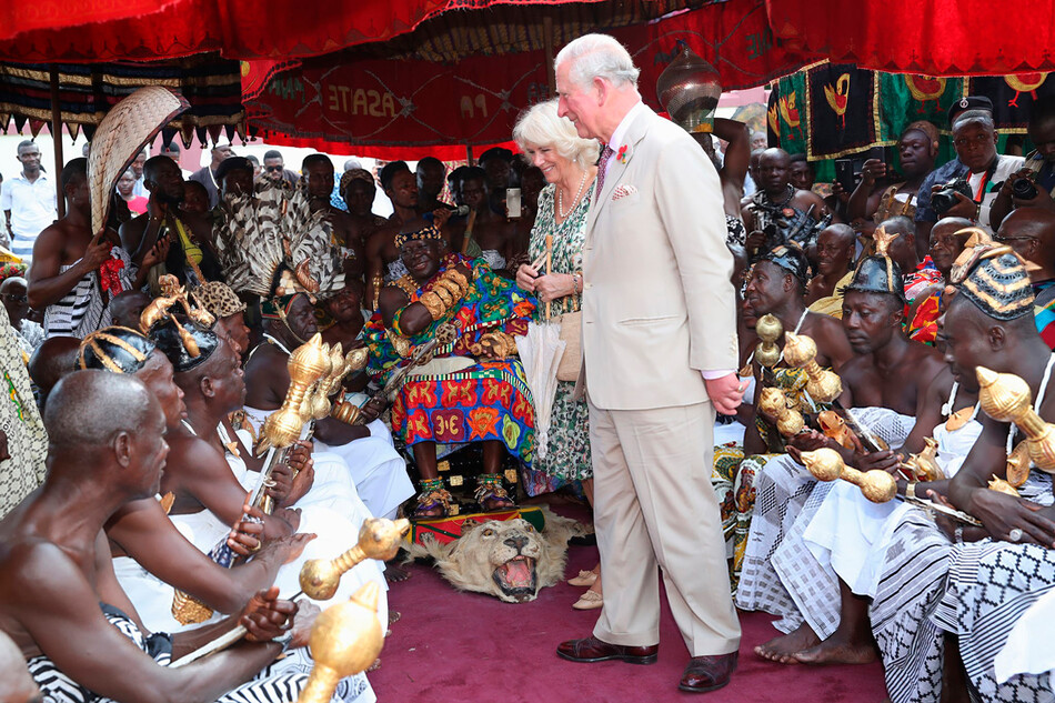 Принц Чарльз, принц Уэльский и Камилла, герцогиня Корнуольская встречаются с королем Отумфуо Нана Осей Туту II на Дурбаре и чаепитии с Асантехене во дворце Манхия 4 ноября 2018 года в Кумаси, Гана