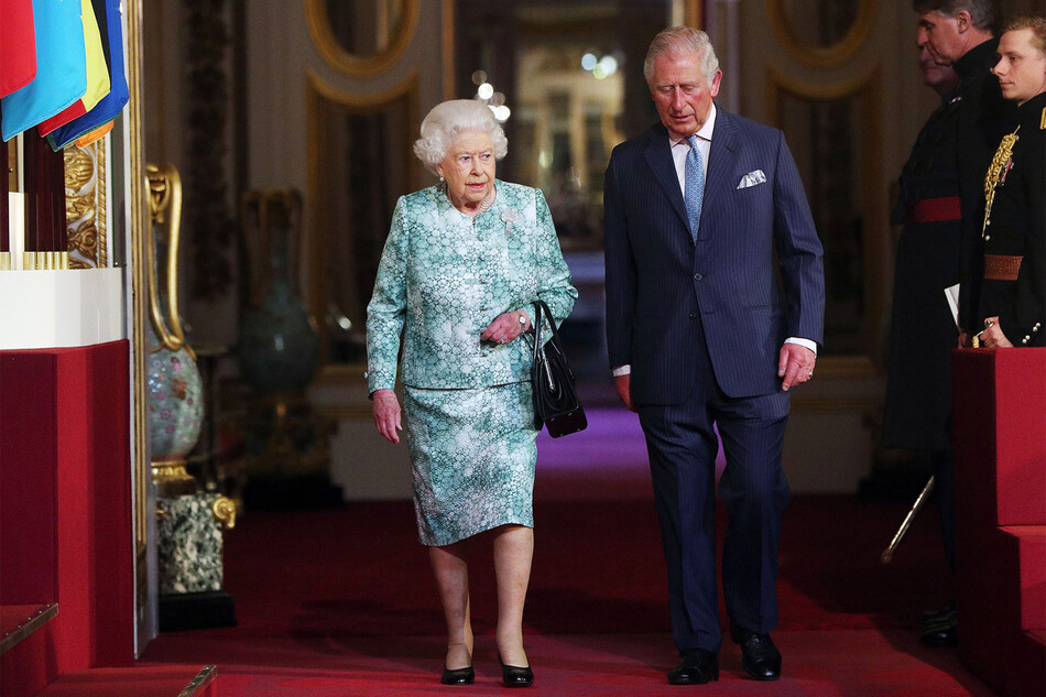 Королева Елизавета II и принц Чарльз, принц Уэльский прибывают на официальное открытие встречи глав правительств Содружества (CHOGM) в бальном зале Букингемского дворца в Лондоне 19 апреля 2018 года