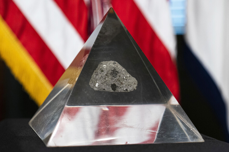 На этой фотографии из архива, понедельник, 3 мая 2021 года, показан фрагмент лунного камня, собранный астронавтом Джоном Янгом, командиром лунной миссии &laquo;Аполлон-16&raquo;, в Вашингтоне.