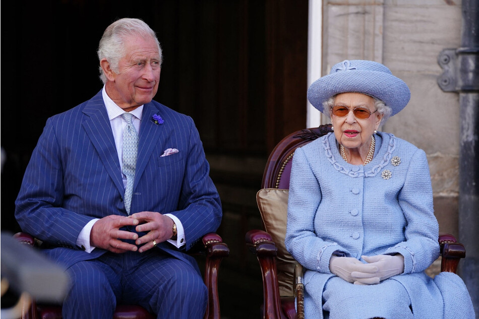 Принц Чарльз с королевой Елизаветой II принимают парад Королевской роты лучников Реддендо в садах дворца Холируд 30 июня 2022 года в Эдинбурге, Великобритания