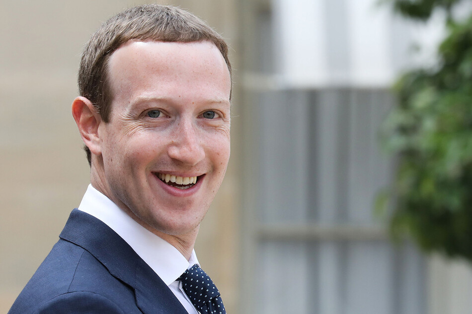 Генеральный директор Facebook Марк Цукерберг уходит после саммита &laquo;Технологии во благо&raquo; в Елисейском дворце в Париже, 23 мая 2018