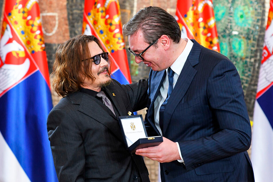 Джонни Депп получает Золотую медаль за заслуги от президента Сербии Александра Вучича по случаю Дня государственности Сербии 15 февраля 2022 года в Белграде, Сербия