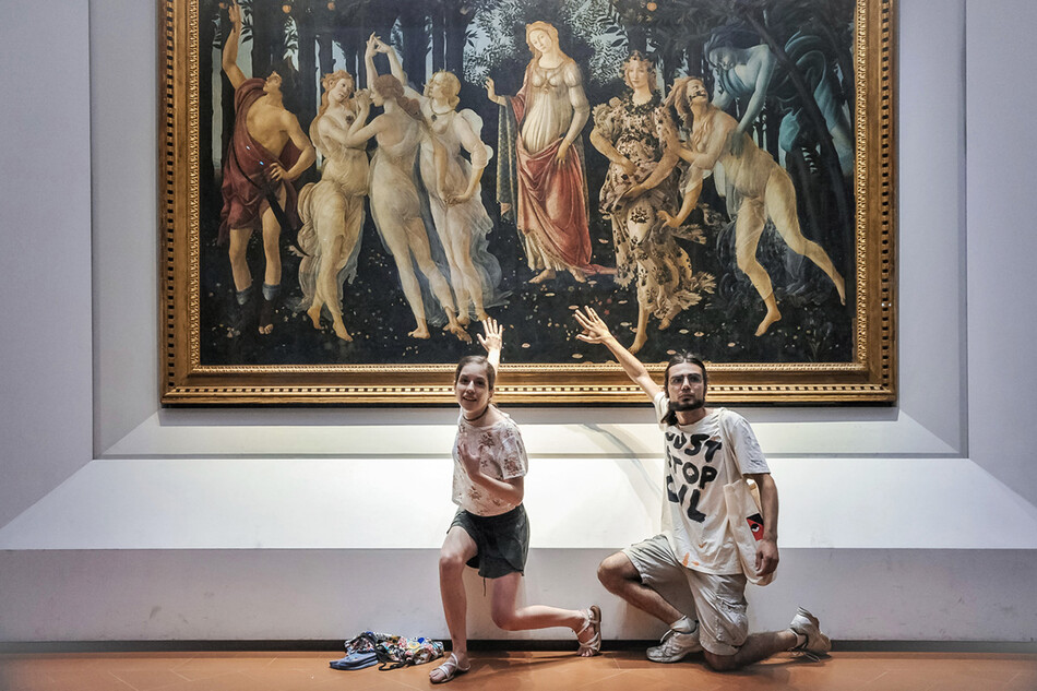 Эко-активисты приклеили свои руки к картине Сандро Боттичелли &laquo;Примавера&raquo; XV века