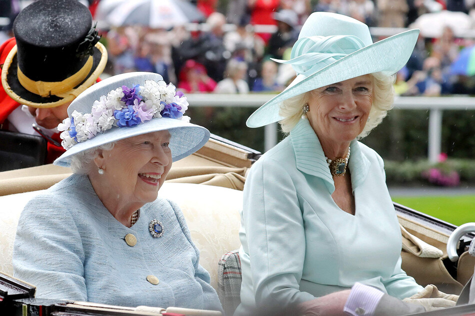 Королева Елизавета II и Камилла, герцогиня Корнуольская, прибывают в конной повозке на второй день Royal Ascot на ипподроме Аскот 19 июня 2019 года в Аскоте, Англия