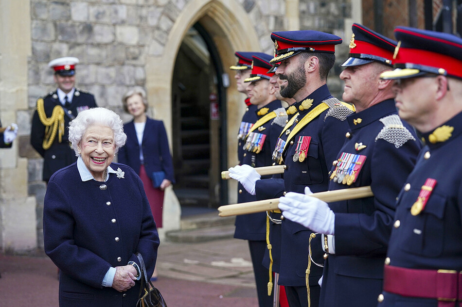 Елизавета II встретилась с военнослужащими артиллерийского полка Канады