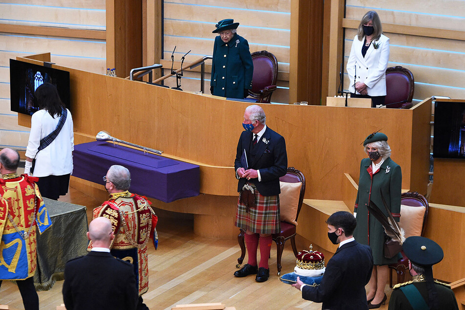 Елизавета II, принц Чарльз и&nbsp;Камилла Паркер-Боулз на открытие шестой сессии шотландского парламента, 2021