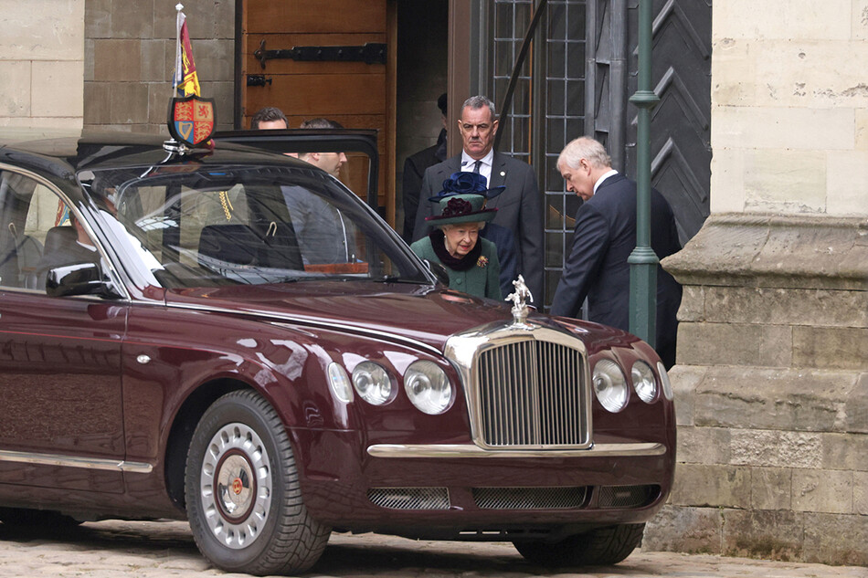Елизавета II и принц Эндрю прибывают на поминальную службу в честь принца Филиппа, 2022